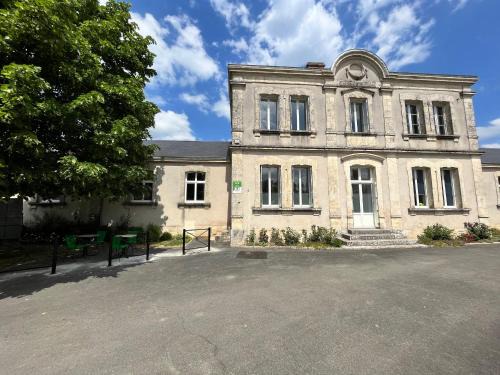 Paudy House | École rénovée avec terrasse, 3 chambres, draps, ménage et chauffage inclus - FR-1-591-344
