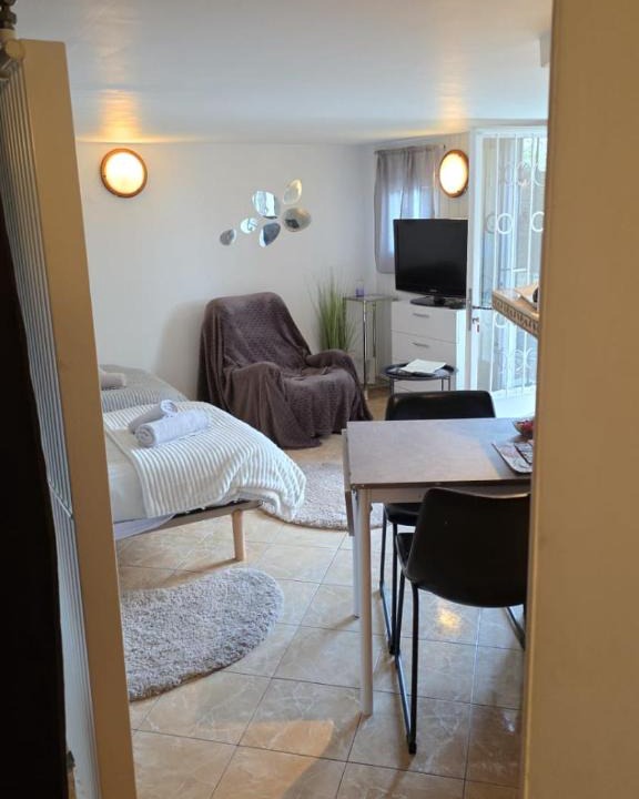 La Ferte-Gaucher Apartment | Élégant studio avec Piscine à partager en option