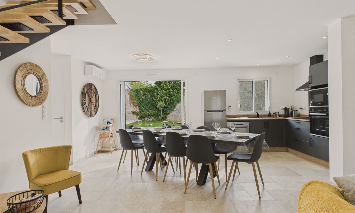 Penvins House | 1 km from the beach – House for 7 adults & 3 children