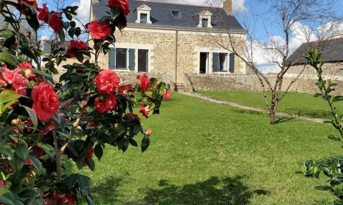 Varades House | 10-minute walk from La Loire, spacious country gîte. Ideal for families.