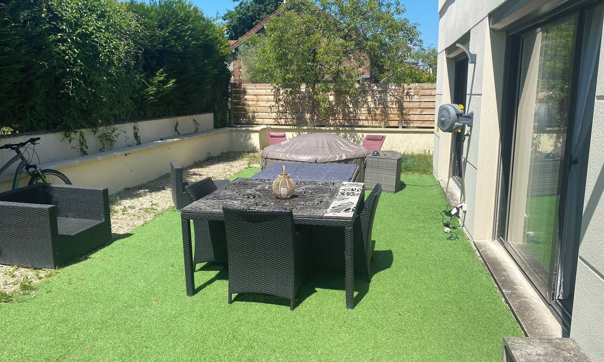 Noisiel House | 15 mn Paris et 15 mn Disney 3 mn JO Vaires 3 ch Terrasse bbq Baignoire Jacuzzi