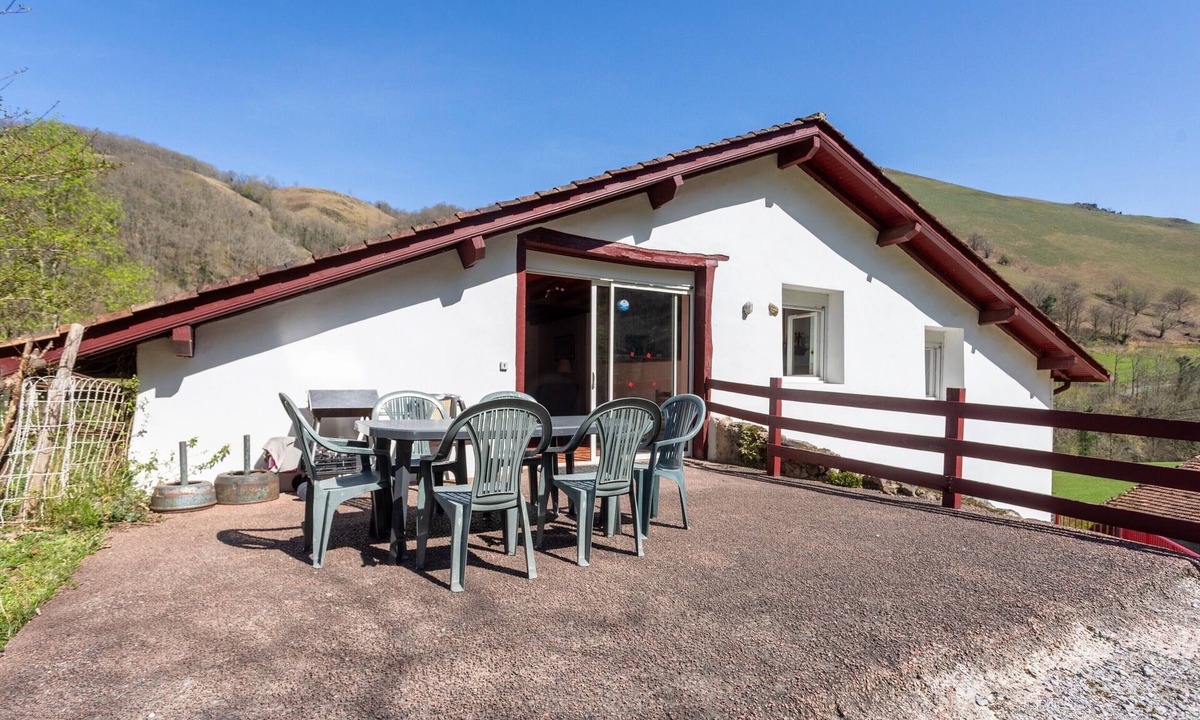 Esterencuby House | 150 m² Ground-Floor Apartment with Mountain View, Private Terrace & Wi-Fi