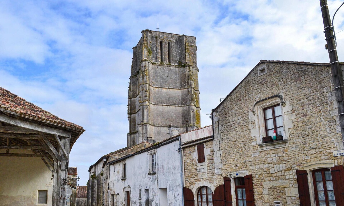 Saint Jean d'Angle House | 2 bedroom beautiful home in Saint-Jean-d'Angle