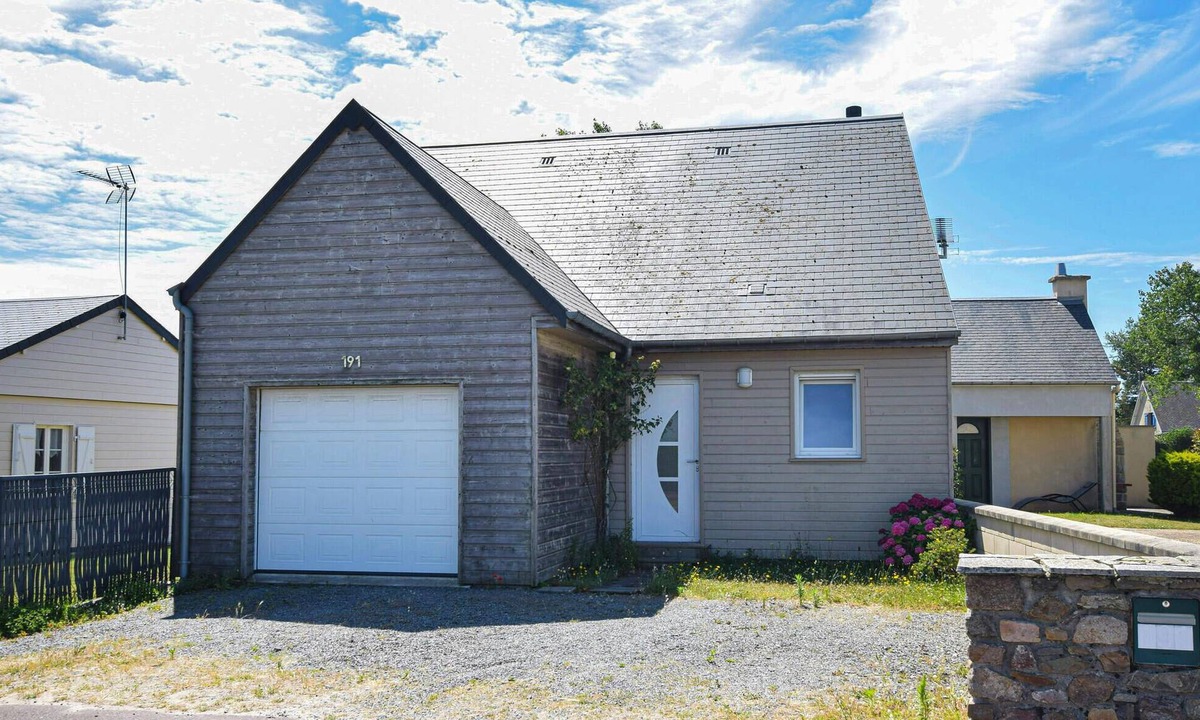 Creances House | 2 bedroom beach front home in Créances