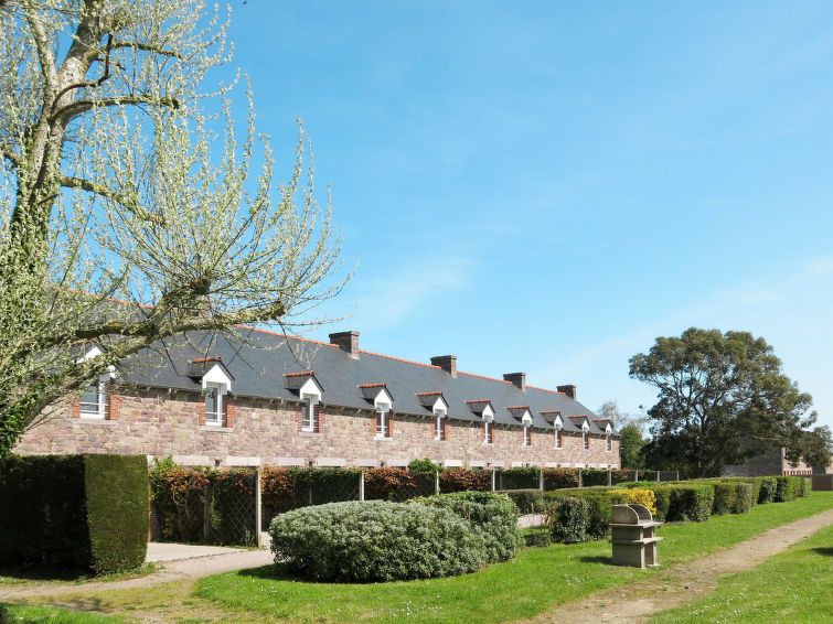 Pleherel-Plage-Vieux-Bourg Villa | 2 bedroom Villa, sleeps 4 in Le Carquois with WiFi