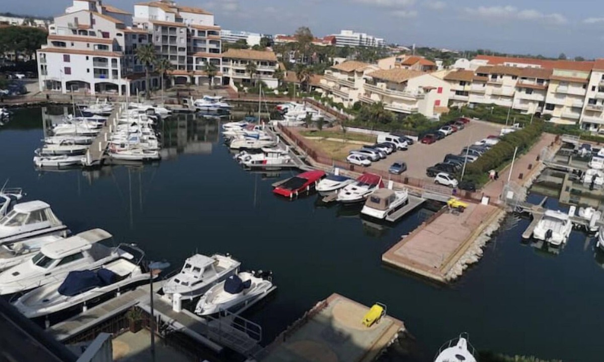 La Jetee Apartment | 2-star air-conditioned apartment near the beach with gated private parking