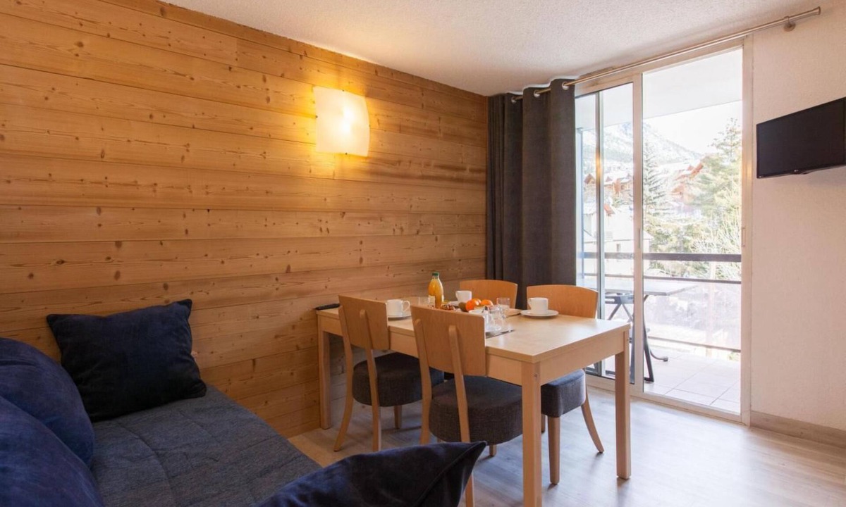 Briancon Apartment | 200m from resort center, 2nd floor, balcony, tv, ski locker, 31m², Serre Chevalier