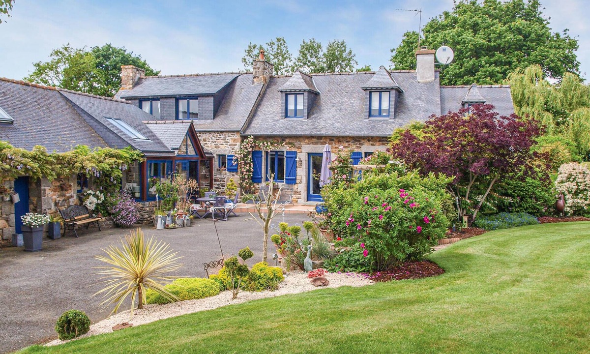 Begard House | 3 bedroom nice home in Trézélan/Bégard