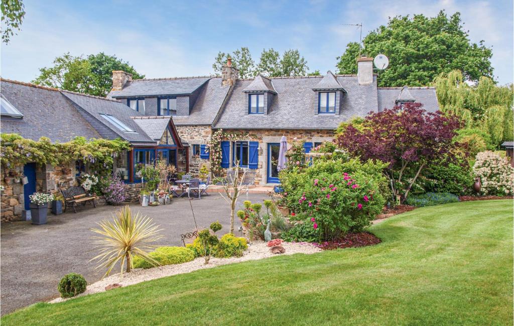 Begard House | 3 Bedroom Nice Home In Trézélanbégard