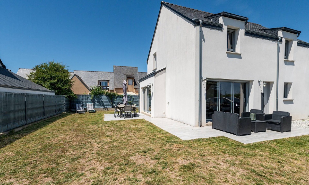 Plouharnel House | 3-Star Holiday Home in Plouharnel with Private Terrace, Garden, and Wi-Fi