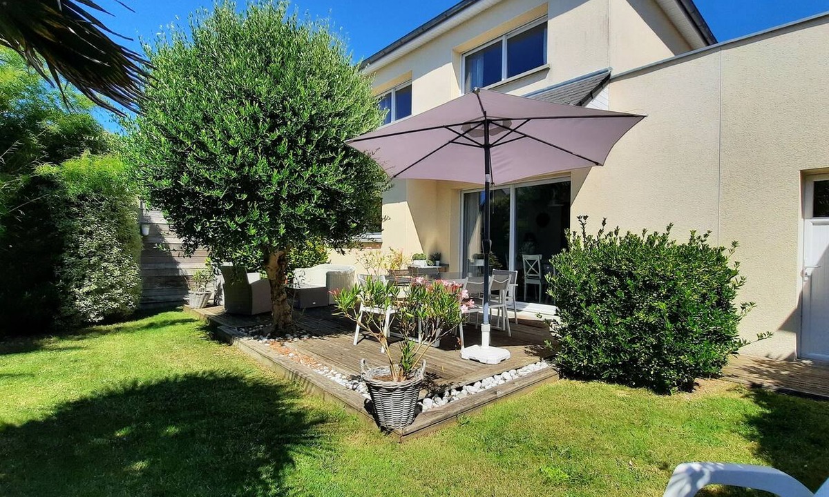 Agon-Coutainville House | 300 M FROM THE SEA SUPERB, BRIGHT, WELCOMING HOUSE ENCLOSED WOODED GARDEN