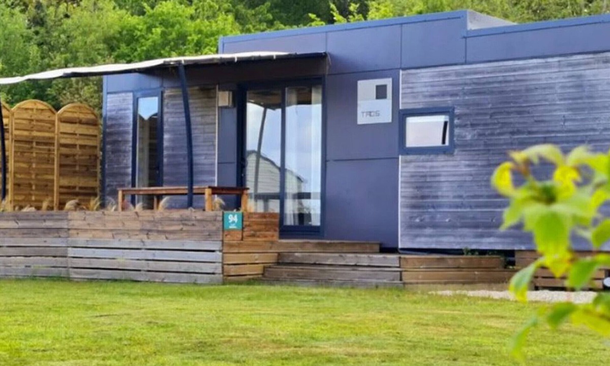 Loudeac House | 32m² Mobile Home with Terrace and Kitchen Amenities