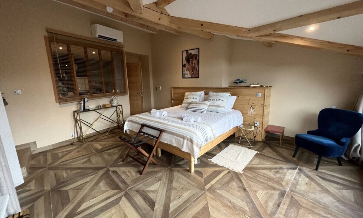 Langeac Bed & Breakfast | 38sqm Terrace Jacuzzi | Historic CityCenter | AC