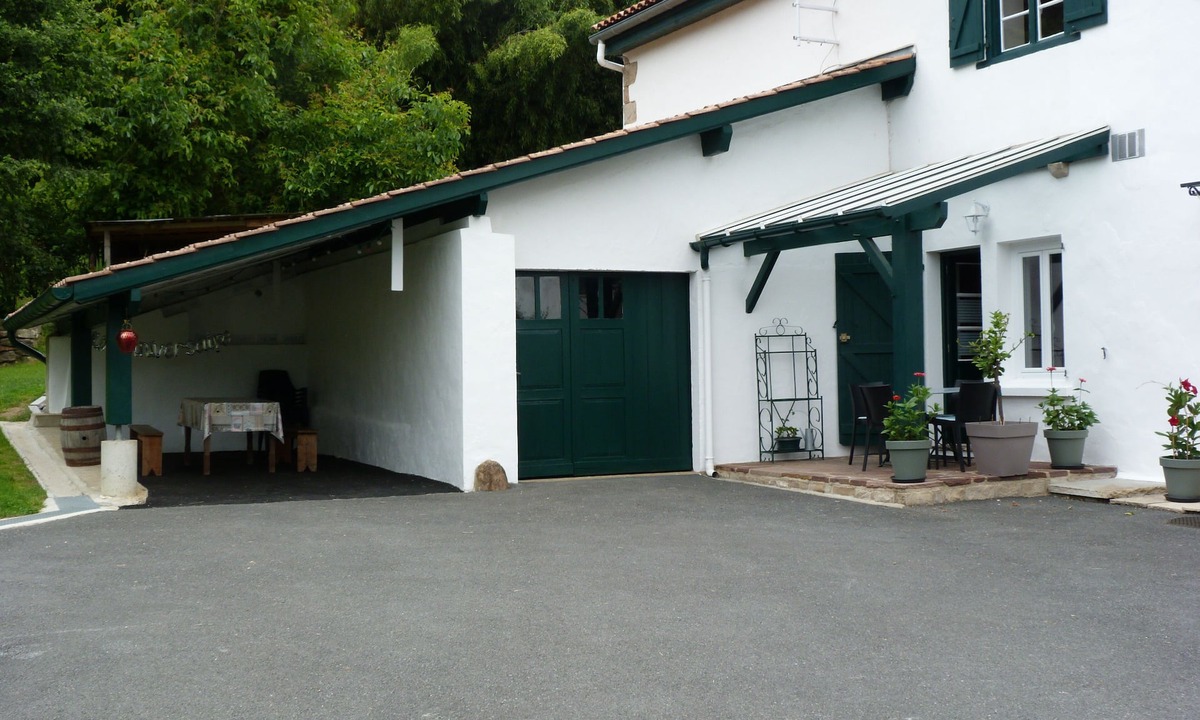 Saint-Pee-sur-Nivelle Apartment | 50 m² renovated apartment in Basque house