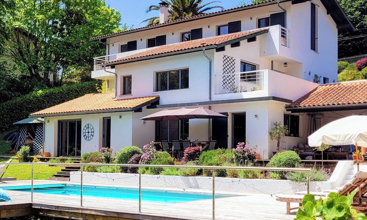 Urrugne Villa | 6 Bed Luxury Villa Mountain View,Pool,HotTub,Cinema Room,Terrace, BBQ & Lounge