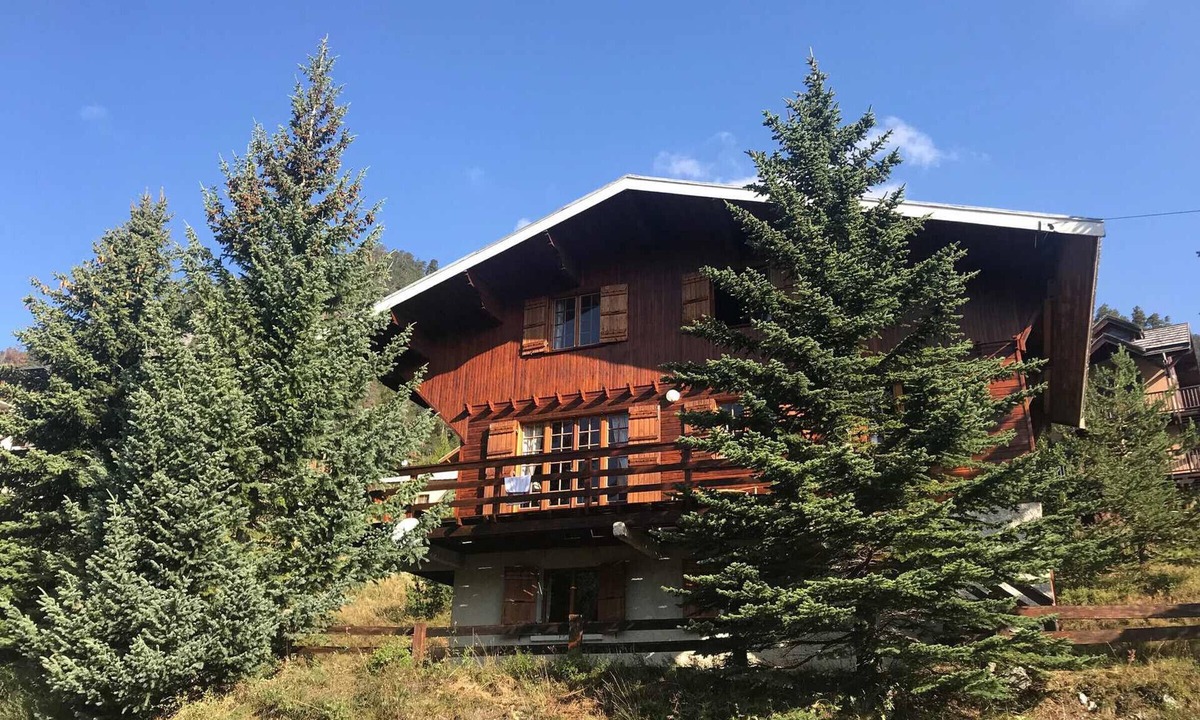 Montgenevre Ski Chalet | 70s Chalet Spacious for 10 People