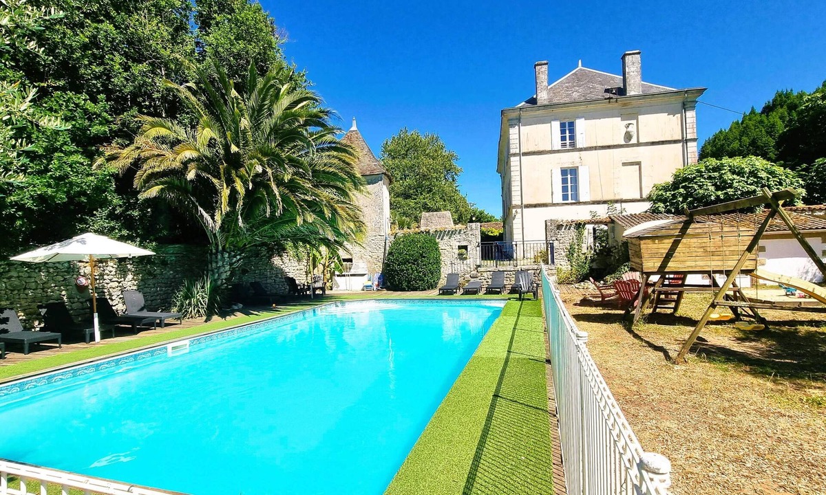 Saint-Just-Luzac Villa | 8-bedroom castle with private pool, Chateau De Rochebonne