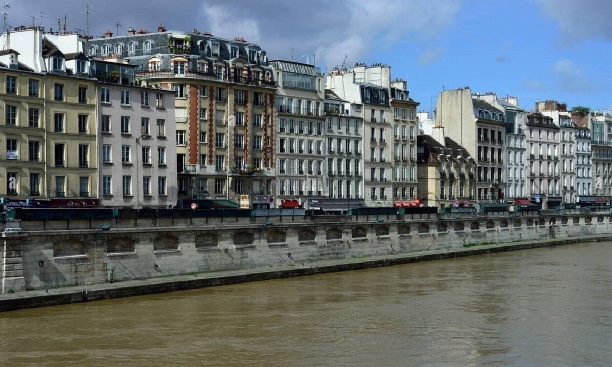 Quartier de la Monnaie Apartment | A CLASSIC PARISIAN CHARM, OFFERS BREATHTAKING VIEWS OF THE ICONIC ÎLE DE LA CITÉ