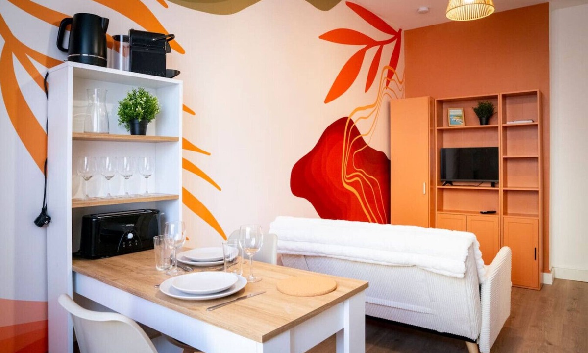 Quartier du chateau Apartment | A Colorful Haven in Downtown Caen