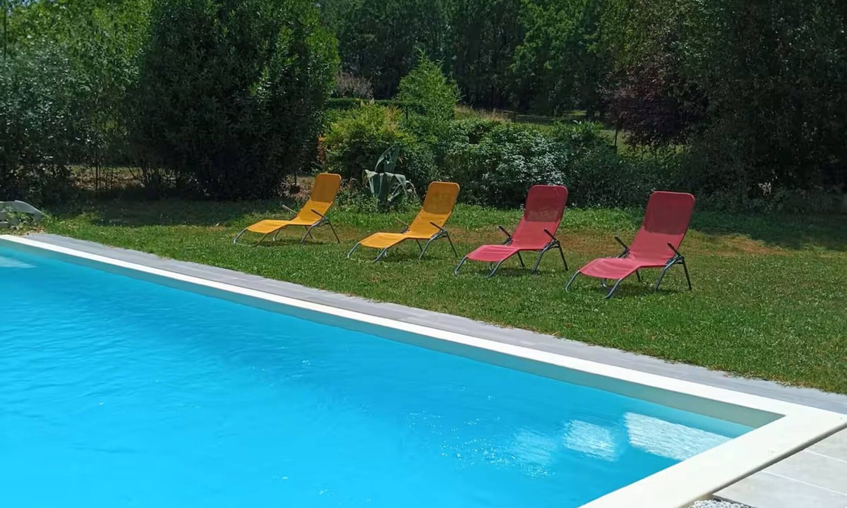 Caussade Apartment | A cozy little nest surrounded by lush greenery—sleeps 4