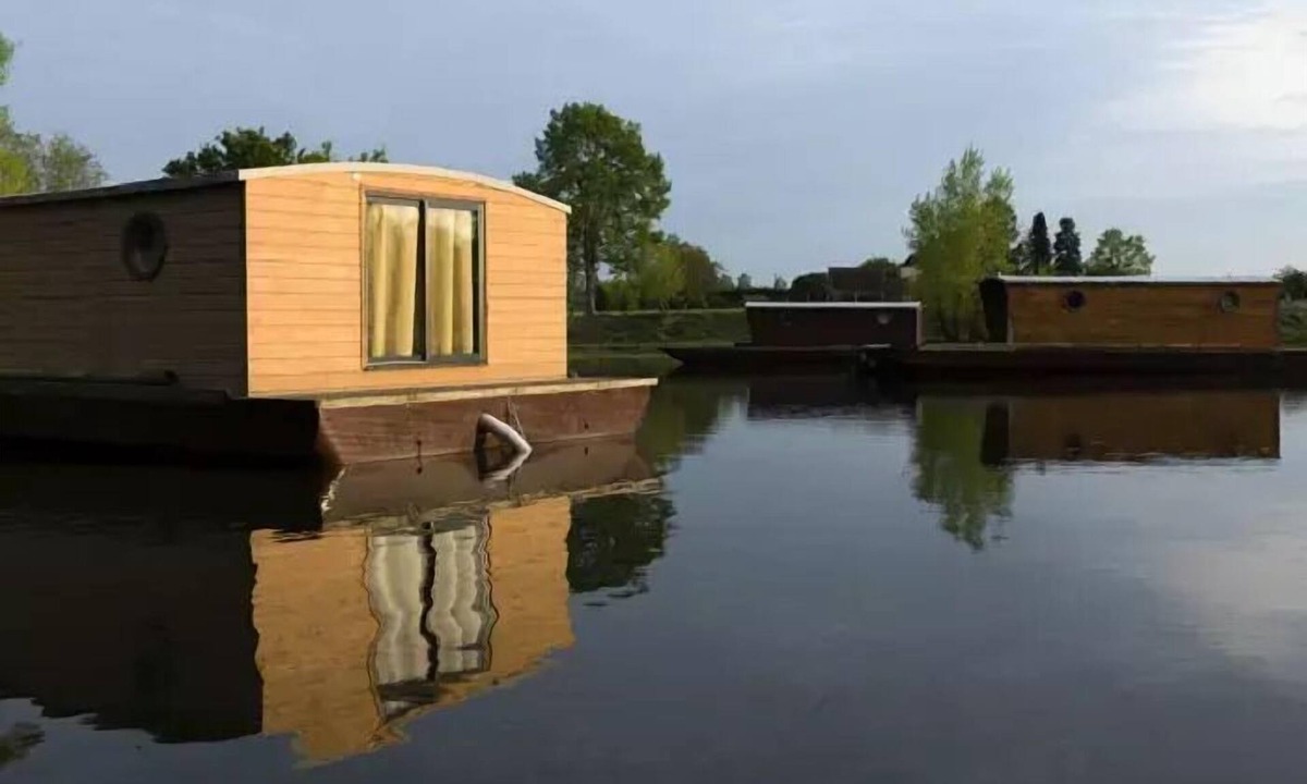 Molinet Cabin | A small boat moored at the dock, 5 people