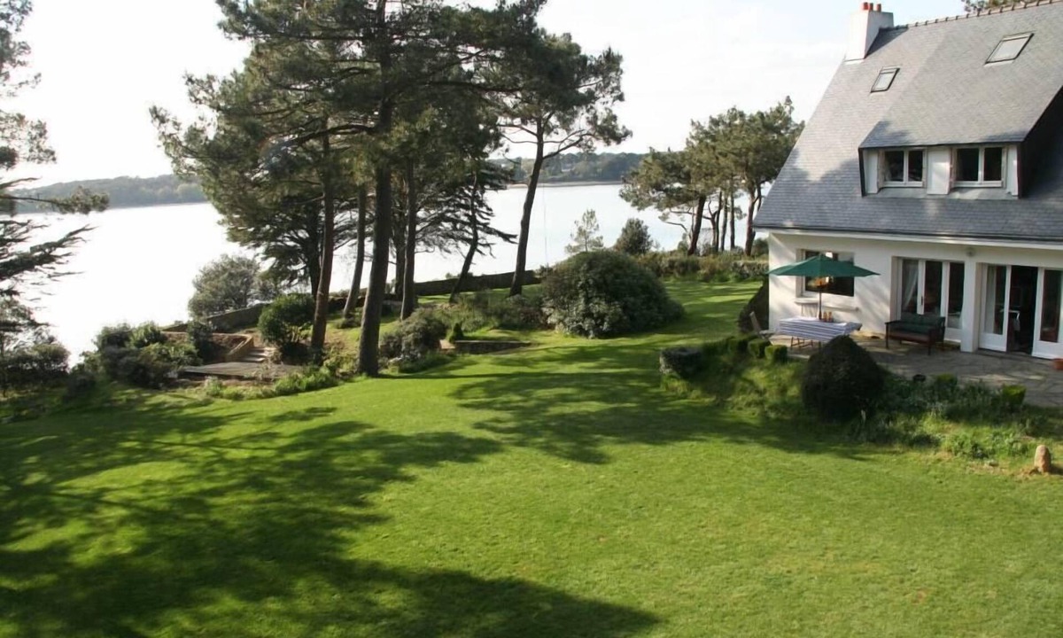 Baden House | A stunning location in the middle of a natural setting on the banks of the Gulf
