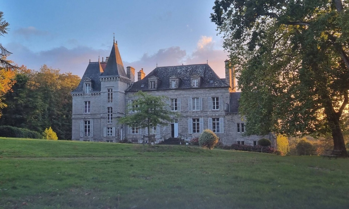 Saint-Julien Bed & Breakfast | A suite in the French style at Le Château de La Coste