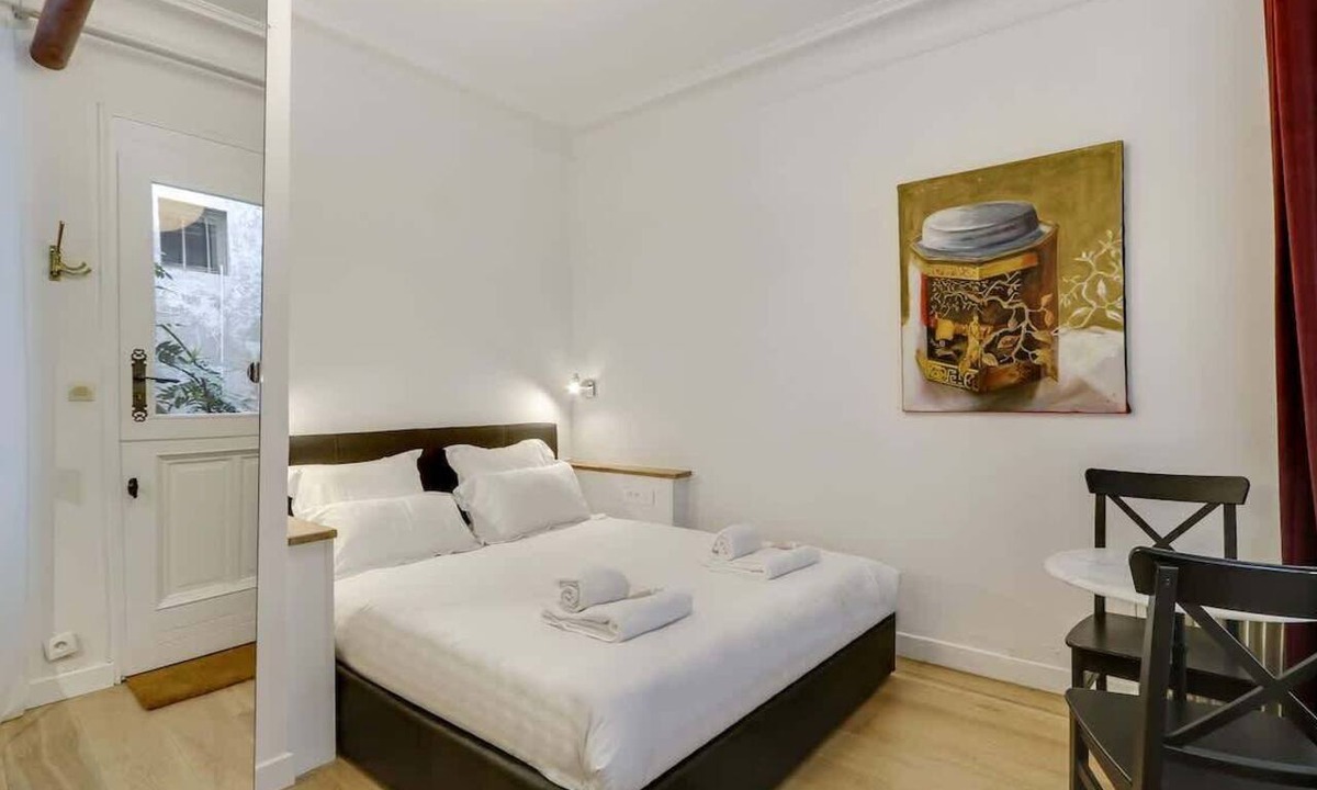 Notre-Dame-des-Champs Apartment | A Sweet Studio in Montparnasse