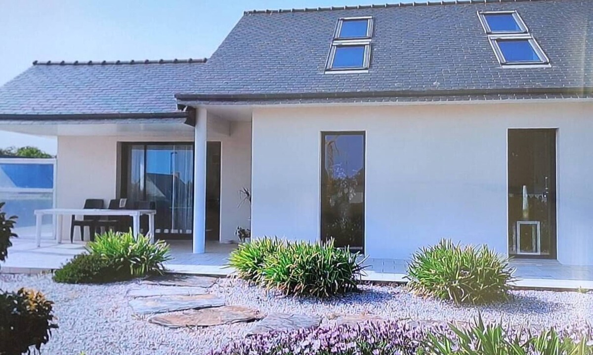 Pluguffan House | Accessible Comfort Home with Garden, Peaceful, 20 min from Beaches