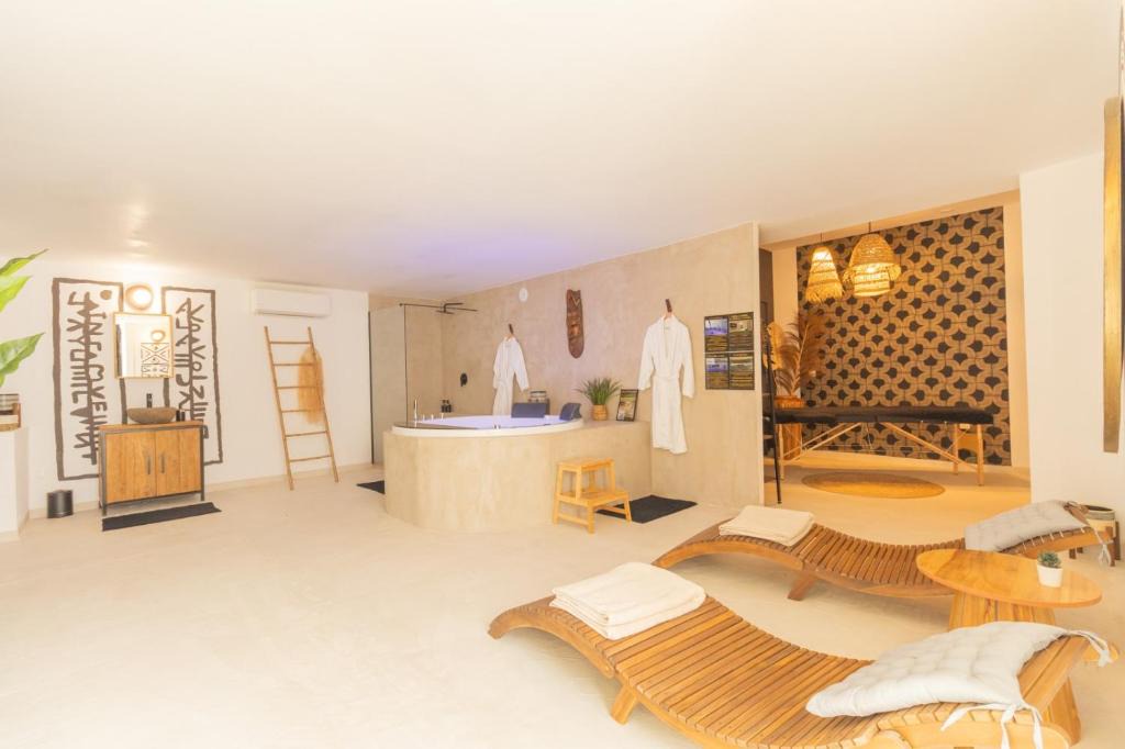 Saint-Jean-de-la-Ruelle Apartment | Afro Ethnic - Suite & Spa, Nouveau, Atypique