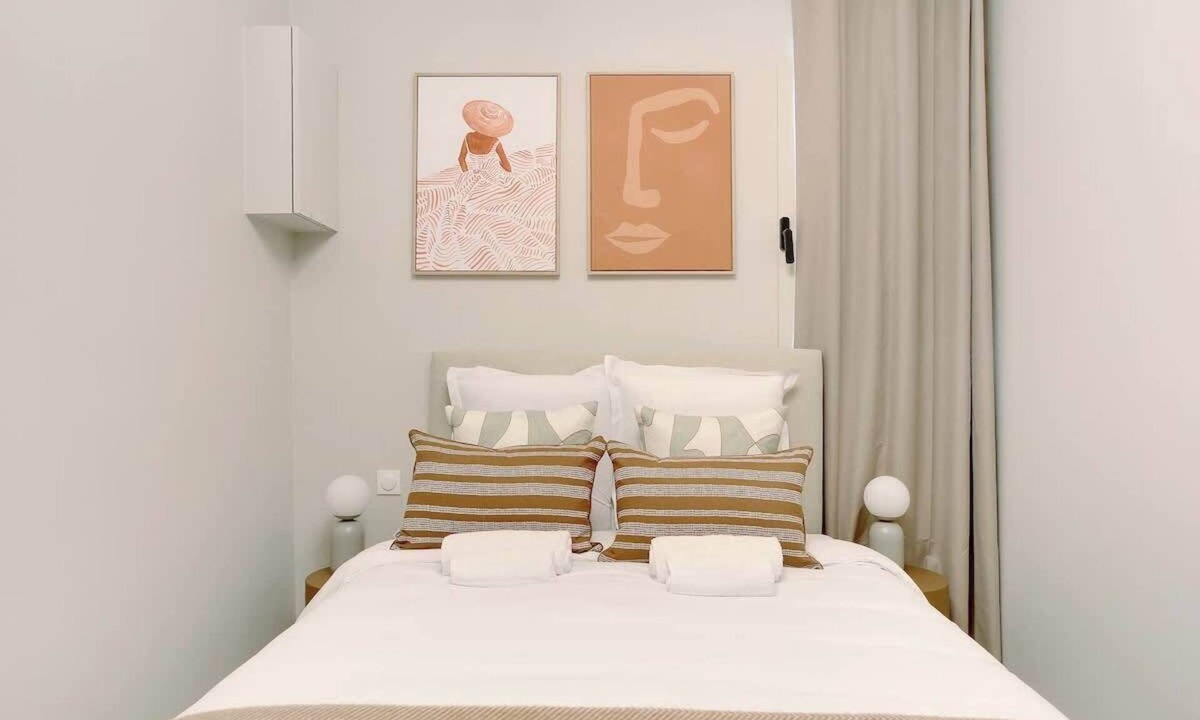 Neuilly-sur-Seine Apartment | Air-conditioned studio offering comfort and elegance