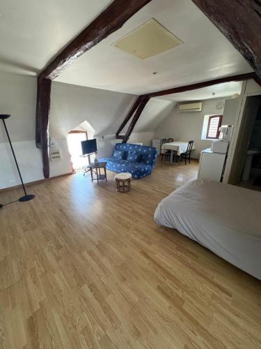 Varennes-sur-Fouzon Apartment | Air-conditioned studio 20 min from ZooParc Beauval