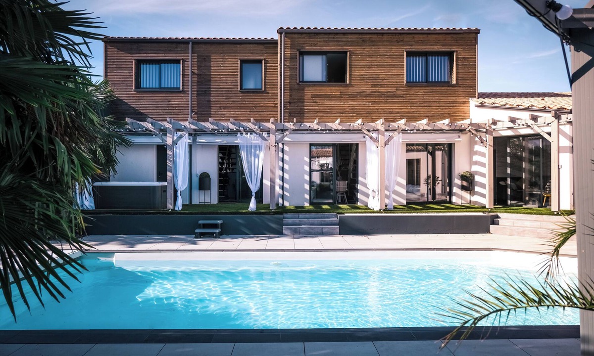 Saint Laurent de la Pree House | Aix Keys