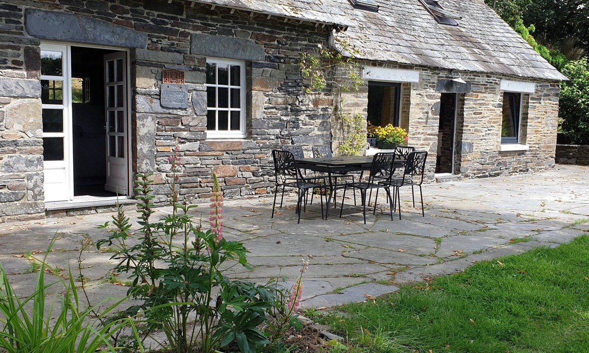 Plelauff House | An authentic farmhouse, in a green area