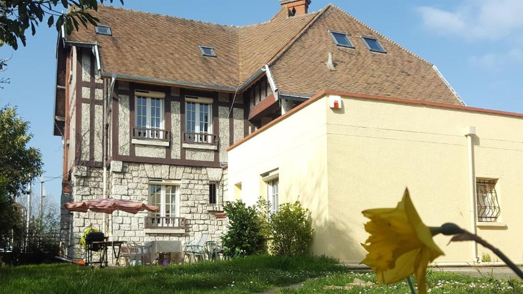 Melun Apartment | Apakabar Homestay, Gîte 6 personnes, proche gare Melun, parking privé