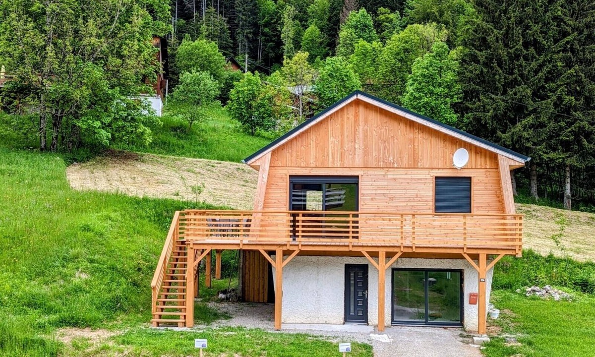 Saint-Pierre-d'Entremont Apartment | Apartment 'Les Iris' with Mountain View, Private Garden and Wi-Fi