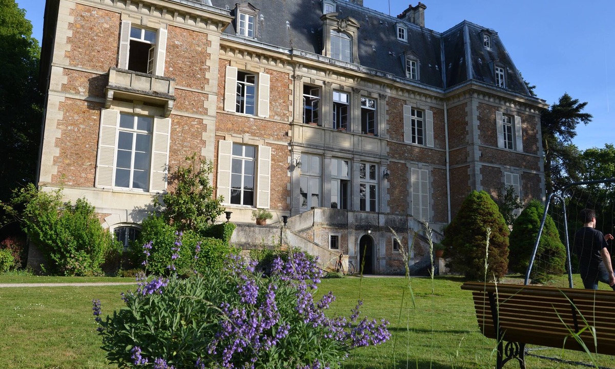 Guigneville-sur-Essonne Apartment | Apartment in a Castle