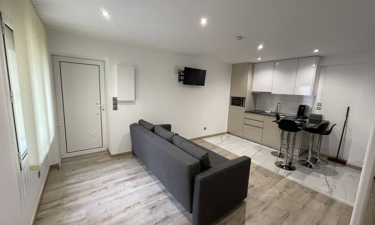 Le Pin House | APARTMENT 9 - T2 ground floor, quiet, sleeps 1 to 4