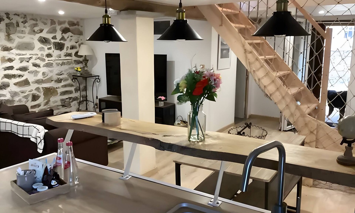 Saint-Romain Apartment | Apartment 'Appartement De Charme Saint-Romain' with Wi-Fi and Air Conditioning