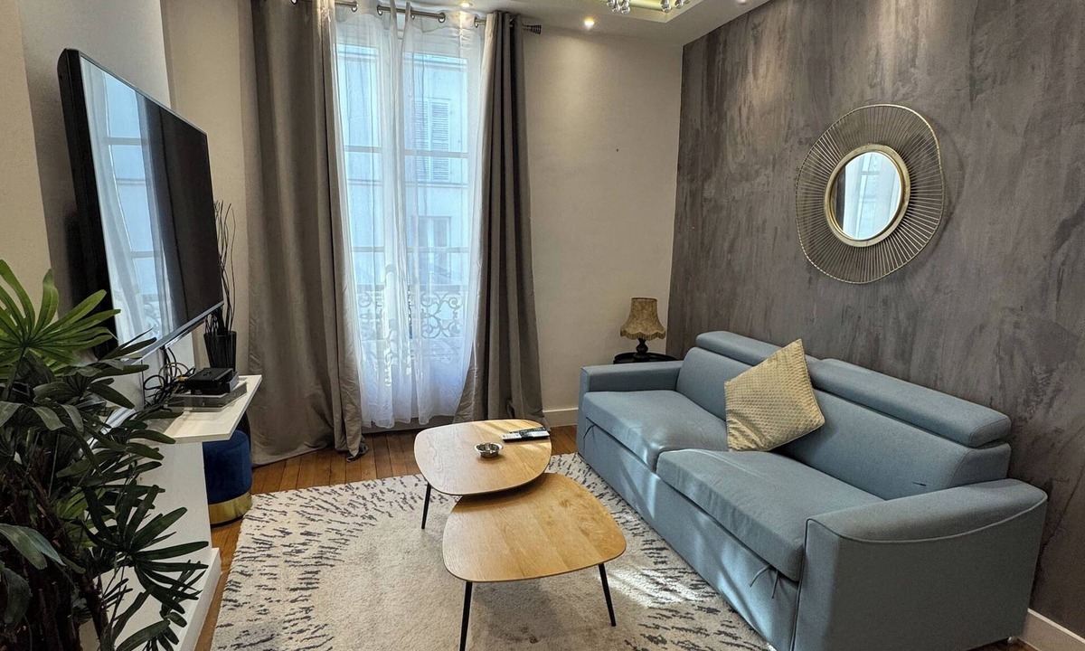 L'Europe Apartment | Apartment between the Arc de Triomphe and the Sacré-Cœur