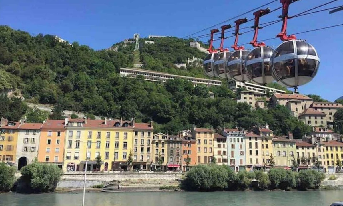 Secteur 3 Apartment | Apartment "COZY!" between gardens & city Ô Calme