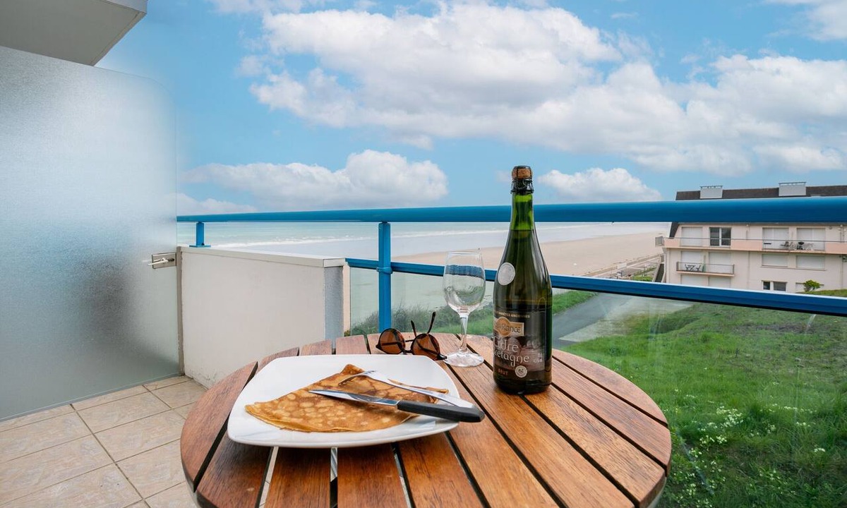 Plerin Apartment | Apartment 'En Front De Mer' with Sea View, Private Terrace and Wi-Fi