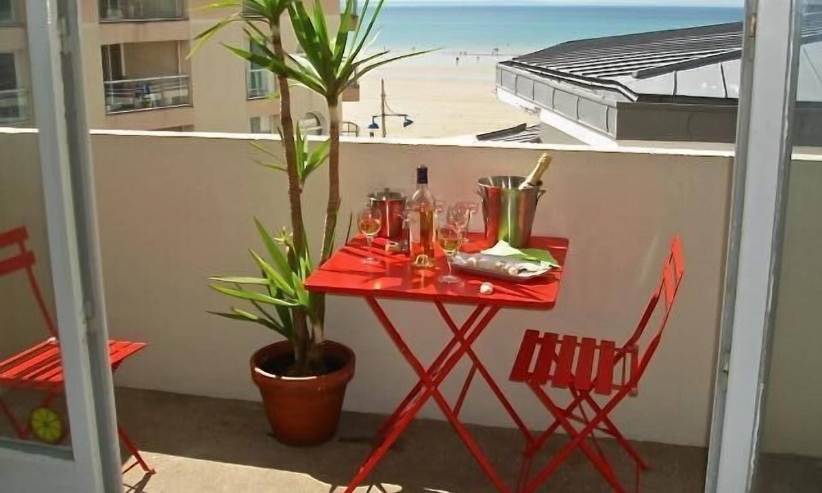 Pleneuf-Val-Andre Apartment | APARTMENT Facing the SEA (Box, wifi, CANAL +, Apple TV)