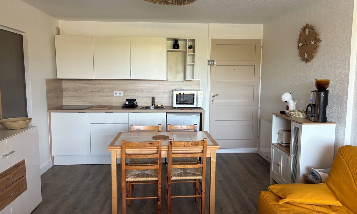 Soustons Apartment | Apartment facing the marine lake a 1. 5 km from the ocean FR5KKC83