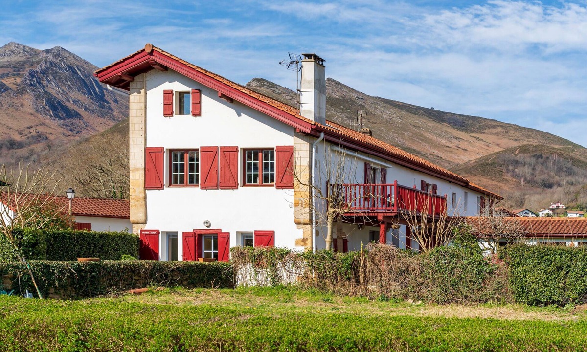 Sare Apartment | Apartment "Gîte à Sare" with Mountain View, Private Terrace, and Wi-Fi