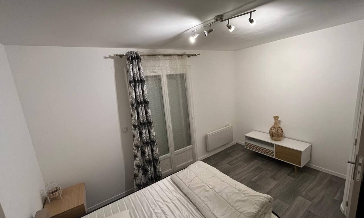 Yvre-l'Eveque Apartment | Apartment le Bugatti 4 persons wifi
