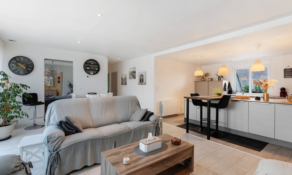 Plougasnou Apartment | Apartment “Macleo” with Balcony and Wi-Fi