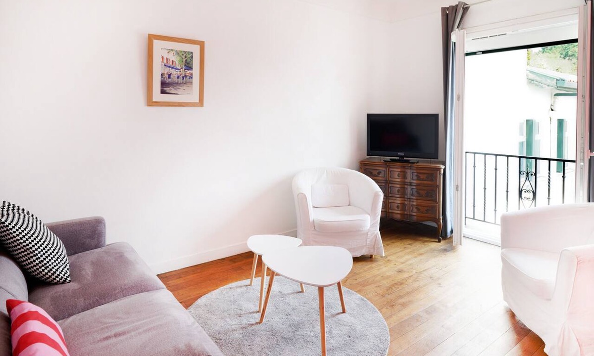 Saint-Jean-de-Luz City Center Apartment | Apartment 'Saint-Jean-de-Luz' with Mountain View & Wi-Fi
