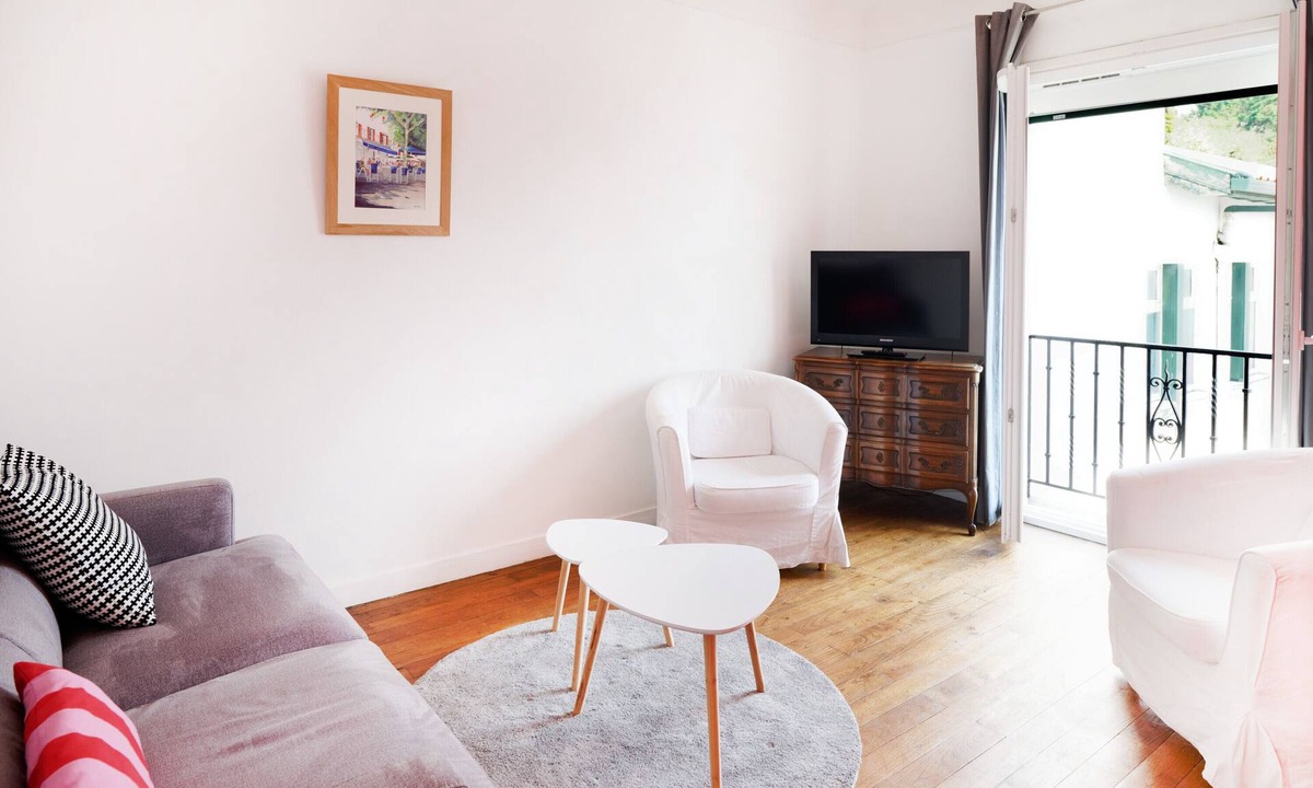 Saint-Jean-de-Luz City Center Apartment | Apartment 'Saint-Jean-de-Luz' with Mountain View & Wi-Fi