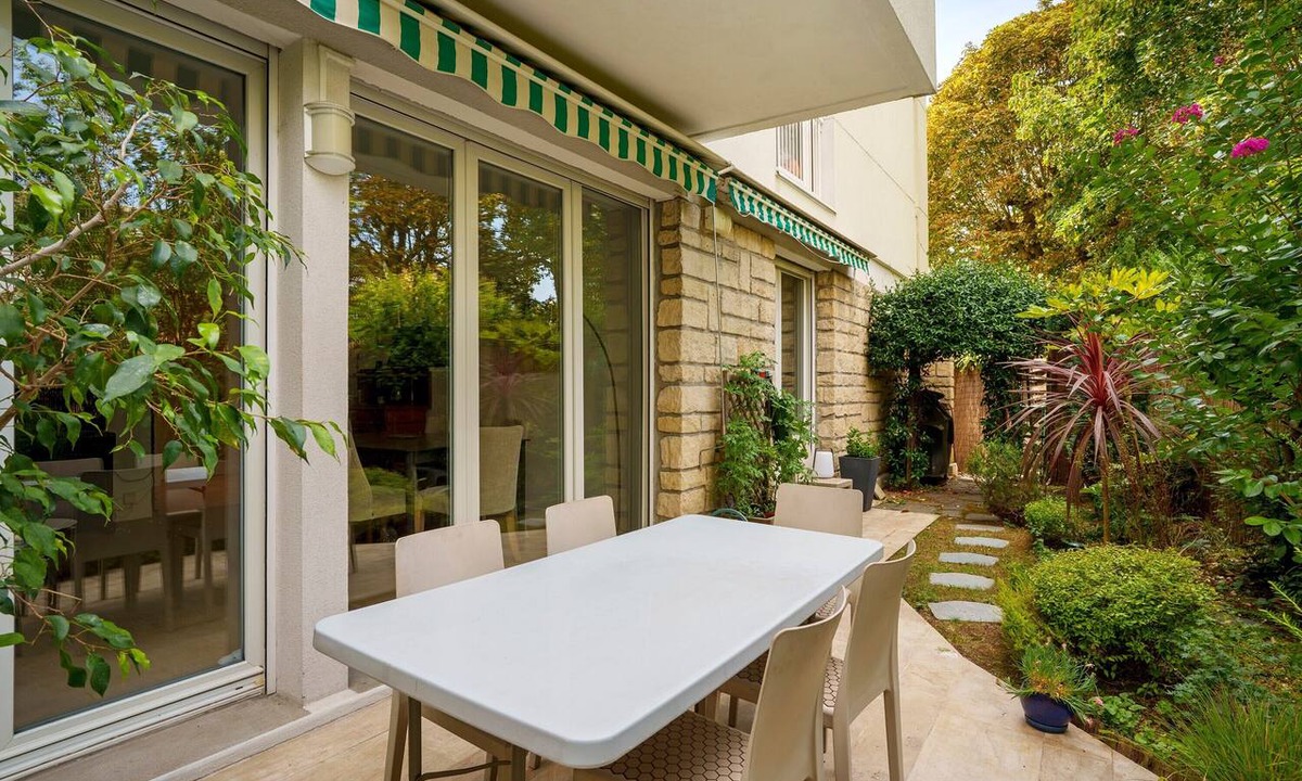 Saint-Cloud Apartment | Apartment 'Sur Jardin Clos' with Private Terrace, Private Garden and Wi-Fi